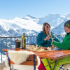 Einkehren auf der Tschenten-Terrasse und den Ausblick auf den Wildstrubel genießen.