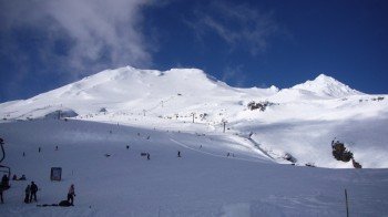 Zum Skifahren und Snowboarden stehen 20 km Pisten zur Verfügung.