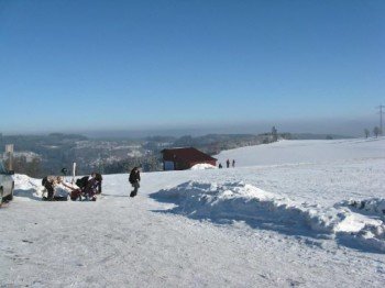 Blick nach Südosten vom Parkplatz über den Skihang Brenden am 9.1.2009(© http://www.freiburg-schwarzwald.de)