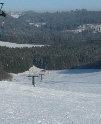 Tele-Blick nach Osten über den Skilift Brenden runter ins Mettma-Tal und hoch nach Buggenried am 9.1.2009(© http://www.freiburg-schwarzwald.de)