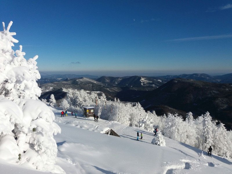 Ausblick vom Skigebiet Unterberg in die Wiener Alpen mit Schneeberg, Rax, Ötscher, Gippel und Göller.