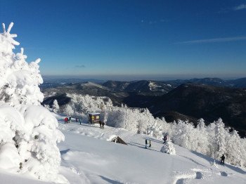 Ausblick vom Skigebiet Unterberg in die Wiener Alpen mit Schneeberg, Rax, Ötscher, Gippel und Göller.