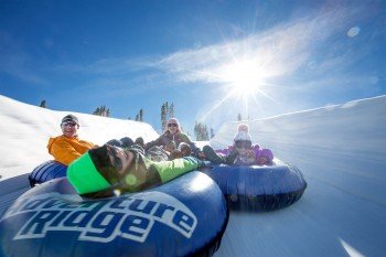 Snow Tubing im Adventure Ridge Park.