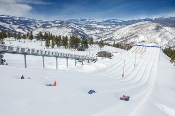 Snow Tubing im Adventure Ridge Park.