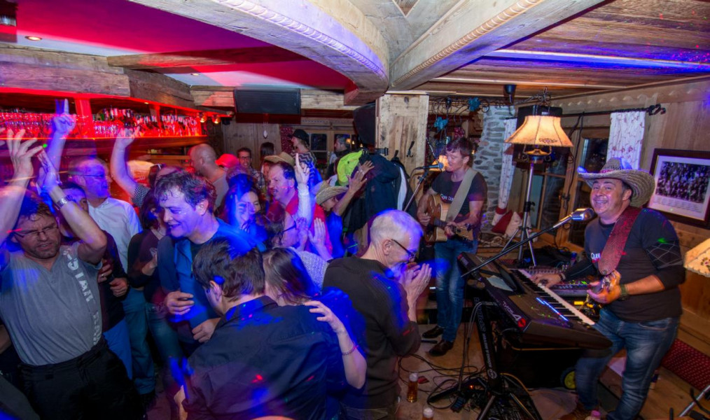 Natürlich darf auch beim Après-Ski in Gröden die Live-Musik nicht fehlen.