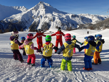 Sehr beliebt bei Kindern und Jugendlichen ist die Ski- und Snowboardschule Val Müstair.