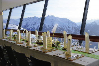Festlich Speisen im Panoramarestaurant der Venet Gipfelhütte