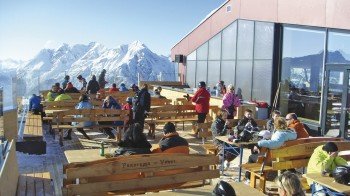 Terrasse am Panoramarestaurant der Gipfelhütte