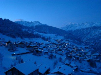 Das Dorf Visperterminen in der Morgendämmerung. ©heidadorf.ch