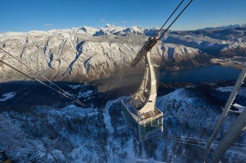 Mit der Vogel Gondelbahn geht´s wieder hinauf ins Skigebiet, nachdem man die lange rote Talabfahrt Nummer 14 abgefahren ist.
