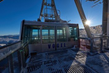 Die Vogel Gondelbahn kann pro Stunde bis zu 950 Besucher in den oberen Teil des Skigebiet bringen.