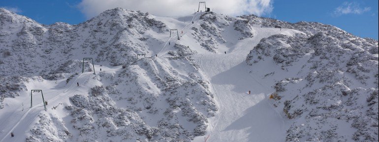 Drei Schlepplifte, vier Sessellifte und eine Gondel befördern die Wintersportler im Skigebiet Vogel.