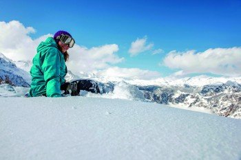 Snowboarden in den Julischen Alpen über dem Bohinj-See mit Blick auf die Gipfel des Triglav Nationalparks.