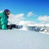 Snowboarden in den Julischen Alpen über dem Bohinj-See mit Blick auf die Gipfel des Triglav Nationalparks.