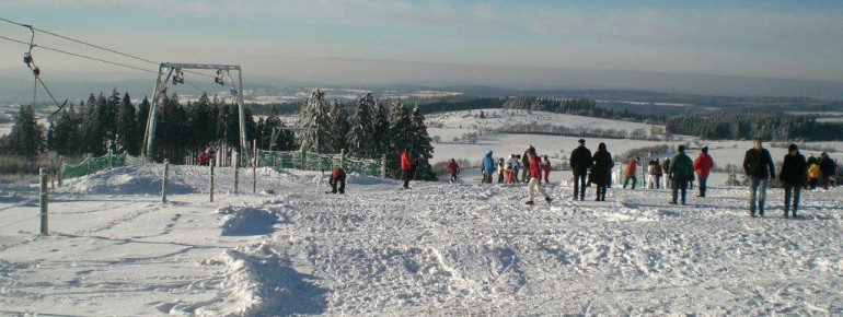 In der Ski-und Rodelarena Hoherodskopf befindet sich die längste Abfahrt in Hessen- die Piste am Breungeshainer Hang.