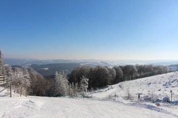Mit dem Sessellift oben angekommen kann man das Rothaargebirge überblicken.