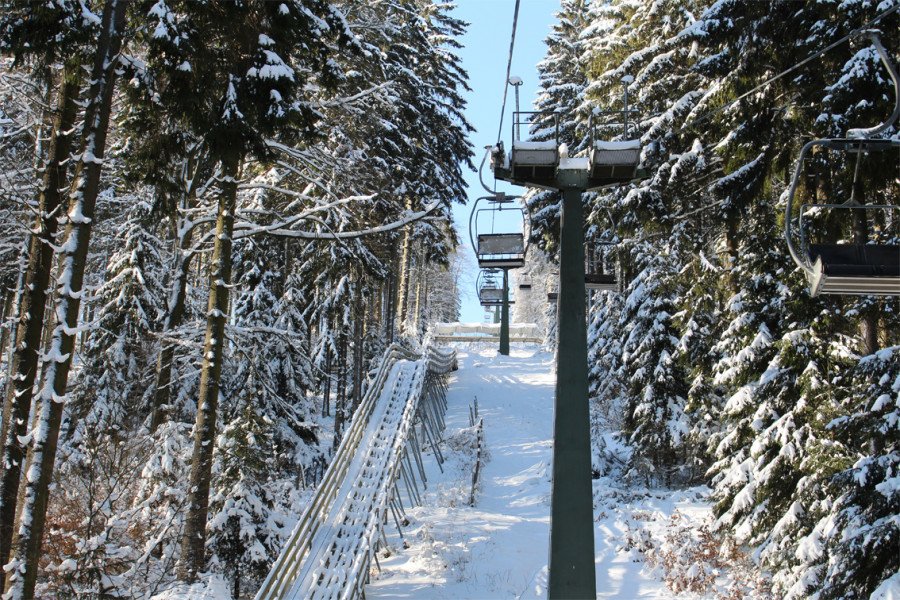 Ab der Bergstation des Sessellifts hat man die Wahl zwischen einer roten und einer blauen Abfahrt.