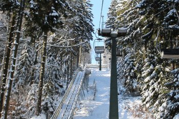 Ab der Bergstation des Sessellifts hat man die Wahl zwischen einer roten und einer blauen Abfahrt.