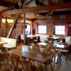 In der gemütlichen Skihütte lässt es sich zwischen den Abfahrten bei einem Heißgetränk durchatmen.