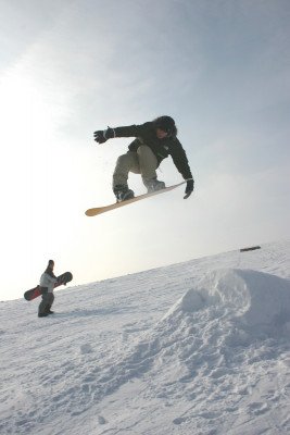 Nicht nur Skifahrer, sondern auch Snowboarder fühlen sich in der FORT FUN Winterwelt pudelwohl.