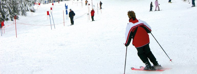 Die Öffnungszeiten des Skigebiets sind abhängig von den Wetterverhältnissen. An verschneiten Tagen wie hier auf dem Foto geht es daher sofort ab auf die Piste!