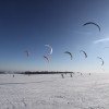 Dutzende Snowkiter versammeln sich im Skigebeit Wasserkuppe um die optimalen Windverhältnisse zu nutzen.
