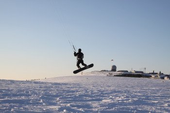 Über die Piste lässt sich dieser Snowkiter vom Wind heben. Ein unbeschreibliches Abenteuer!