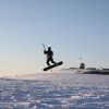 Über die Piste lässt sich dieser Snowkiter vom Wind heben. Ein unbeschreibliches Abenteuer!