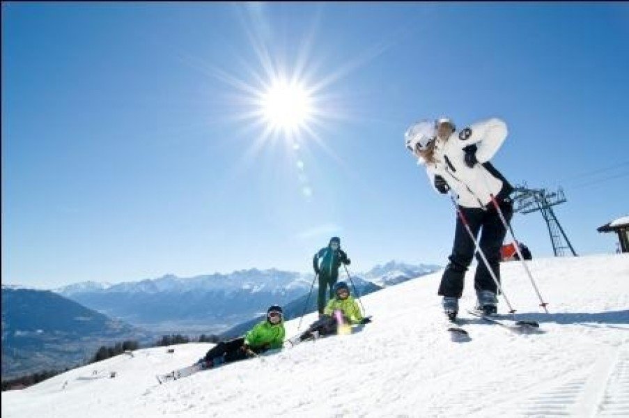 Sonnenverwöhnte Pisten erwarten die Skifahrer am Erlebnisberg Watles.