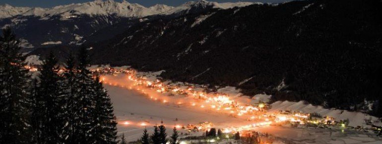 Spätestens wenn die Dunkelheit im Talort Techendorf einbricht, wird es Zeit für Aprés Ski.