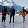 Bei dieser beeindruckenden Bergkulisse macht Eislaufen gleich noch mehr Spaß!