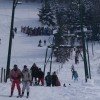 Der Ankerlift im Skigebiet Weißer Stein bei Hellenthal in der Eifel transportiert Wintersportler nach oben.