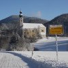 Verschneites Ruhpolding: Die Pfarrkirche St. Georg ist das Wahrzeichen des Ortes.
