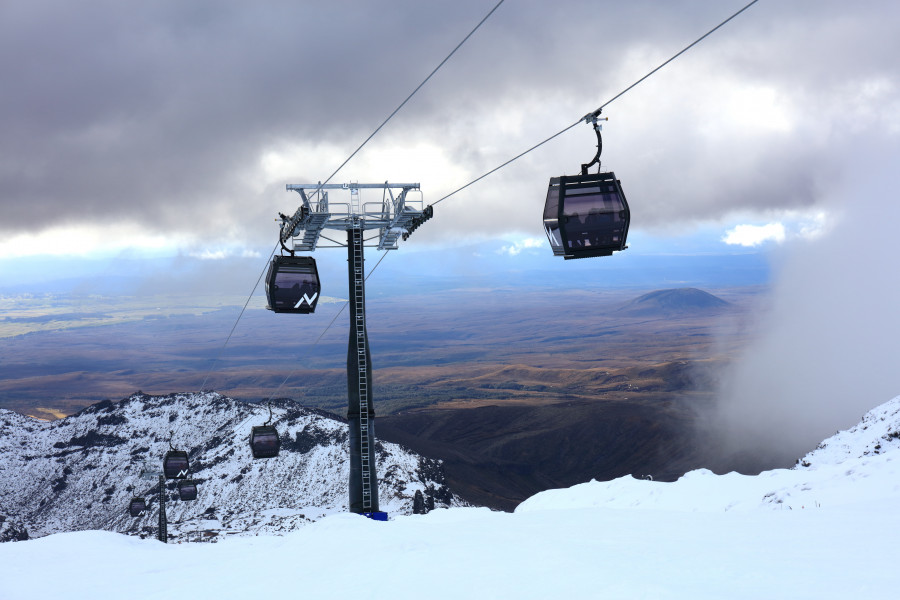 Die 10er Gondel Sky Waka führt zum Knoll Ridge Chalet, wo sich auf 2020m das höchstgelegene Restaurant Neuseelands befindet.