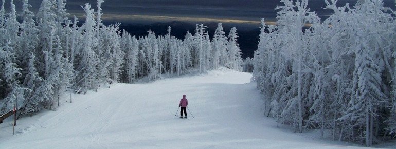 Pisten für alle Könnerstufen führen durch die Winterlandschaft.