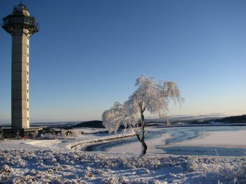 Der Ettelsbergturm markiert den höchsten Punkt des Skigebiets.