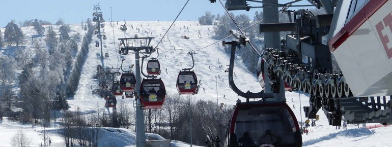 Die Ettelsberg Seilbahn bringt Skifahrer auf den 838 Meter hohen Ettelsberg.