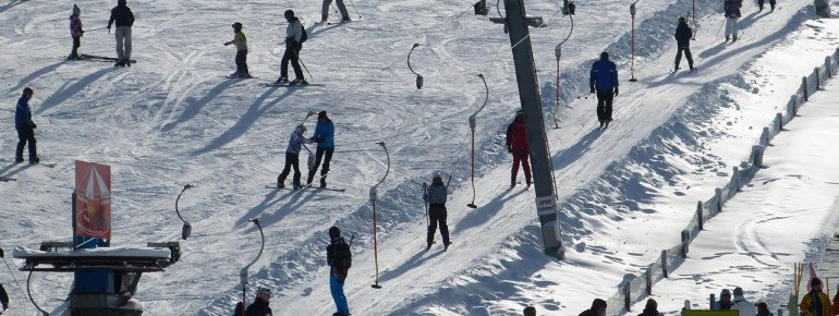 Die Piste Dorfwiese im Skigebiet Willingen eignet sich optimal für erste Skiversuche.
