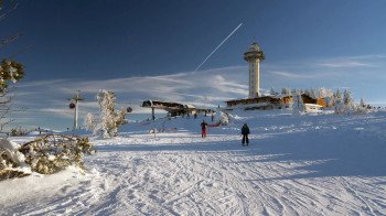 Von der Bergstation der Ettelsberg-Seilbahn im Skigebiet Willingen geht es die 2 Kilometer lange Abfahrt hinunter ins Tal.