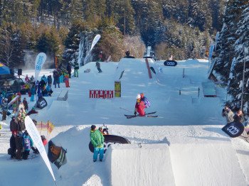 Alle professionell geshapten Obstacles im Shreadland Snowpark Postwiese sind beschildert und abends beleuchtet.