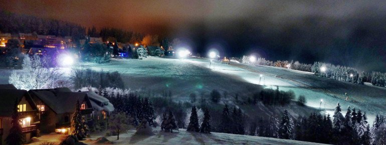 Insgesamt 4,5 Pistenkilometer sind für den Abendbetrieb im Skigebiet beleuchtet.