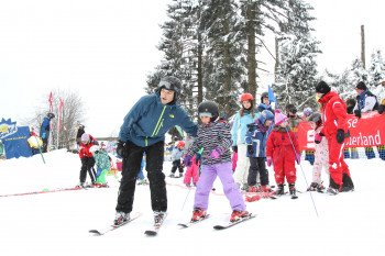 Die vom Deutschen Skilehrerverband zertifizierte Skischule in Neuastenberg bietet Kurse für Kinder und Erwachsene an.