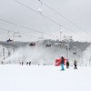 Der Panorama-Sessellift und ein Schlepplift transportieren die Wintersportler am Osthang.