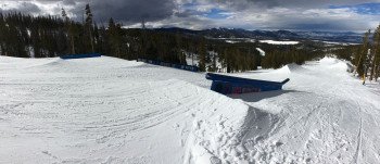 Die Superpipe zwischen den Funparks Rail Yard und Dark Territory - ein riesiger Spaß für Skihasen.