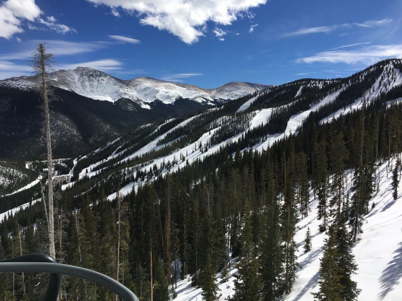 Blick auf das Mary Jane Gebiet, welches bei Einheimischen und Touristen gleichermaßen für sein unebenes Terrain und Treeskiing beliebt ist.