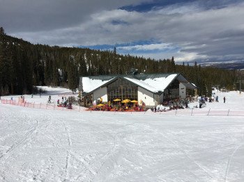 Die Sonnenterrasse am Snoasis gleich in der Nähe des Eskimo Express.