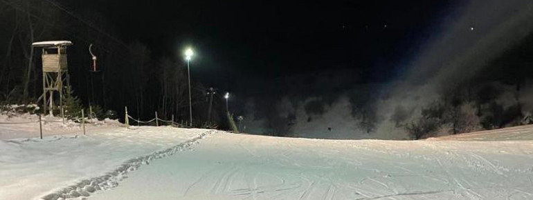 Die Piste kann zum Nachtskifahren beleuchtet werden.
