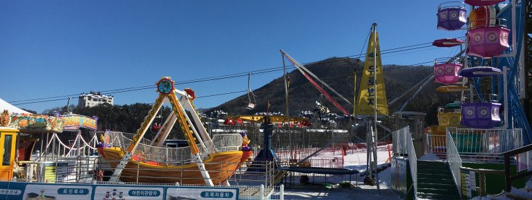 Mitten im Schnee nahe der Gondel-Talstation: Ein Erlebnispark für Kinder.