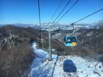 Eine Gondel führt hinauf auf den höchsten Punkt des Skigebiets auf 1458 Meter.