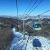 Eine Gondel führt hinauf auf den höchsten Punkt des Skigebiets auf 1458 Meter.